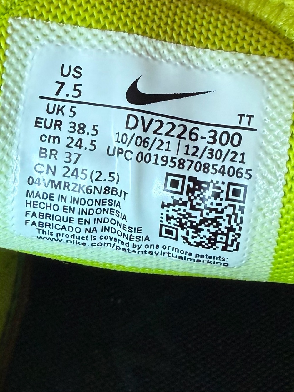Nike Air Max 270 in Neon Yellow with Black Swoosh - Picture 6 of 9